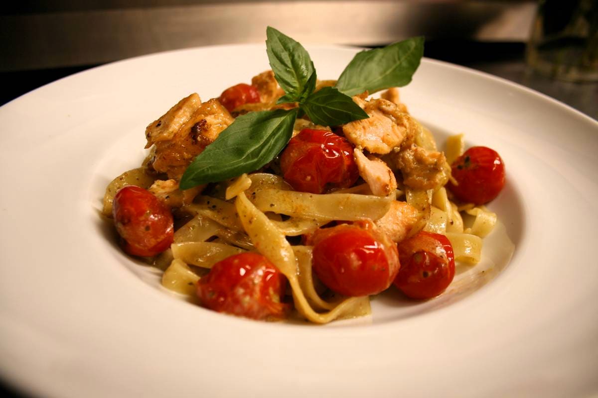 Tagliatelle s kuřecím a rajčaty