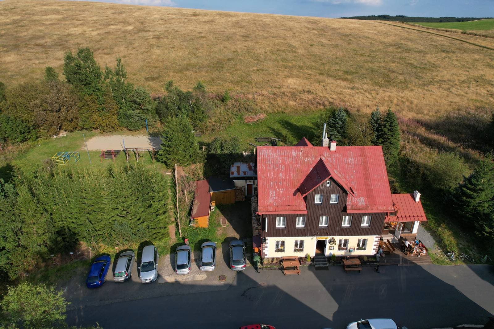 Zahrada s hřištěm a volejbalovým kurtem za hotýlkem